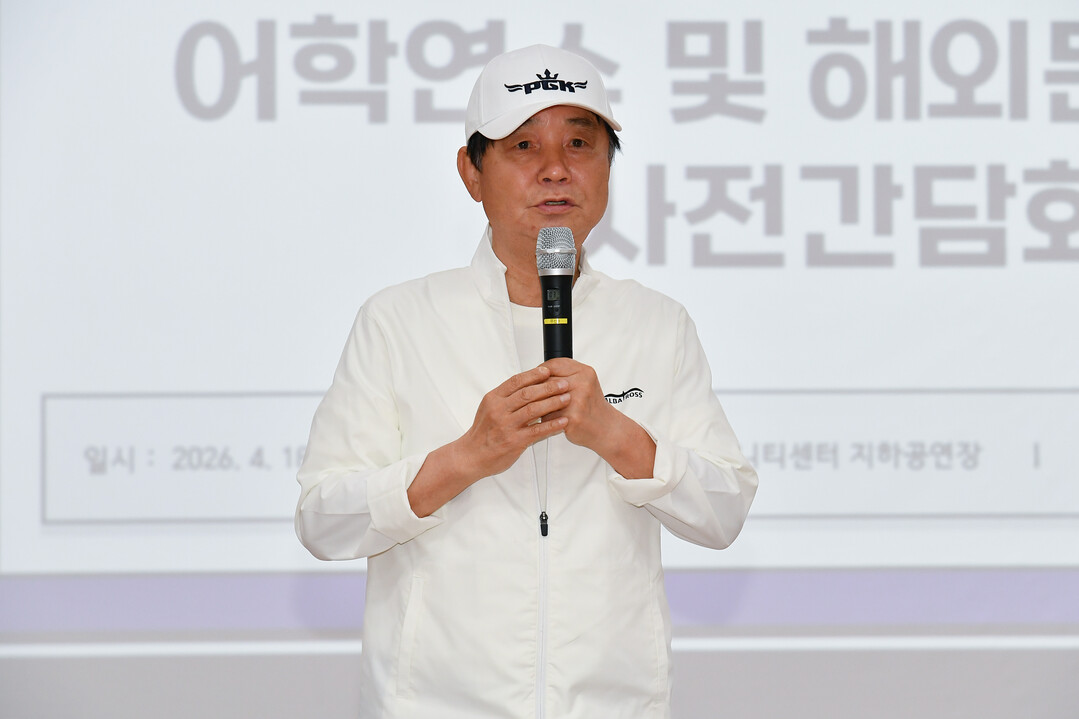 최문순 군수가 2026 청소년 여름방학 어학연수 사전 간담회에서 학생과 학부모 등에게 인사말을 하고 있다.&nbsp;(화천군청 제공)