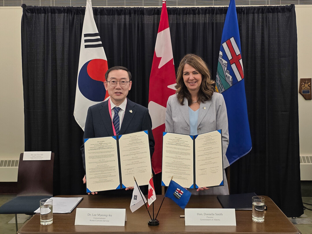 이명구 관세청장(왼쪽)과 다니엘 스미스 앨버타 주정부 수상이 20일(현지시각) 캐나다 앨버타주 에드먼턴에서 