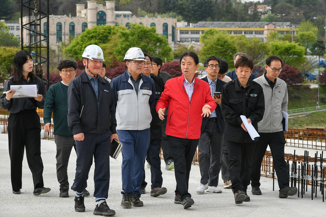 최문순 군수, 안중기 부군수를 비롯한 군청 관계자들이 지난 20일 화천대교 건설 현장 찾아 진행 상황을 점검하고 있다(화천군청 제공)