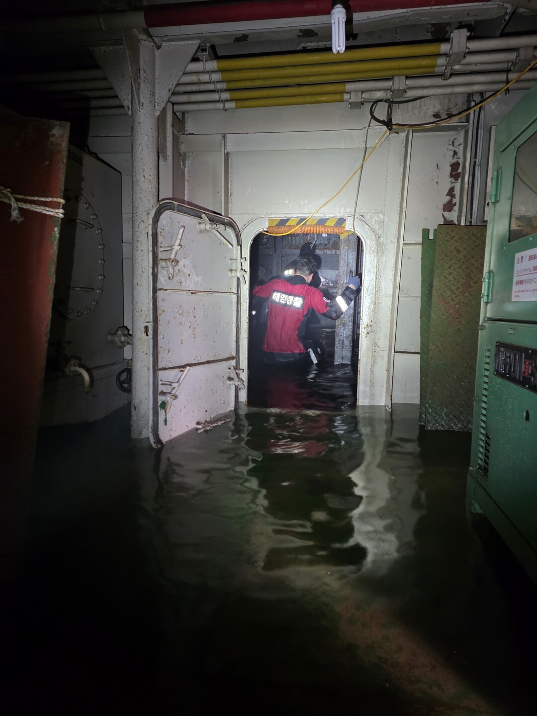 침수선박대응 사진자료. 군산해경 제공