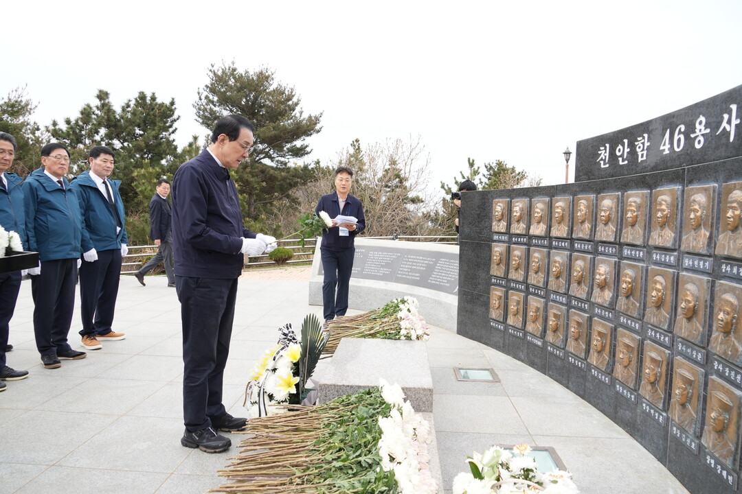 노동진 수협중앙회장이 22일 인천 백령도에서 천안함 46용사 위령탑에 헌화를 하고 있다.