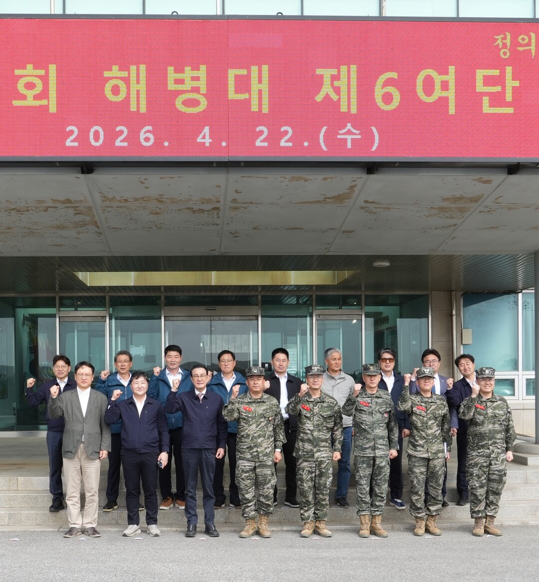 노동진 수협중앙회장(앞줄 왼쪽에서 세번째)이 22일 인천 백령도에 주둔한 해병대 6여단을 방문해 장병들을 격려한 뒤 기념 촬영하고 있다.