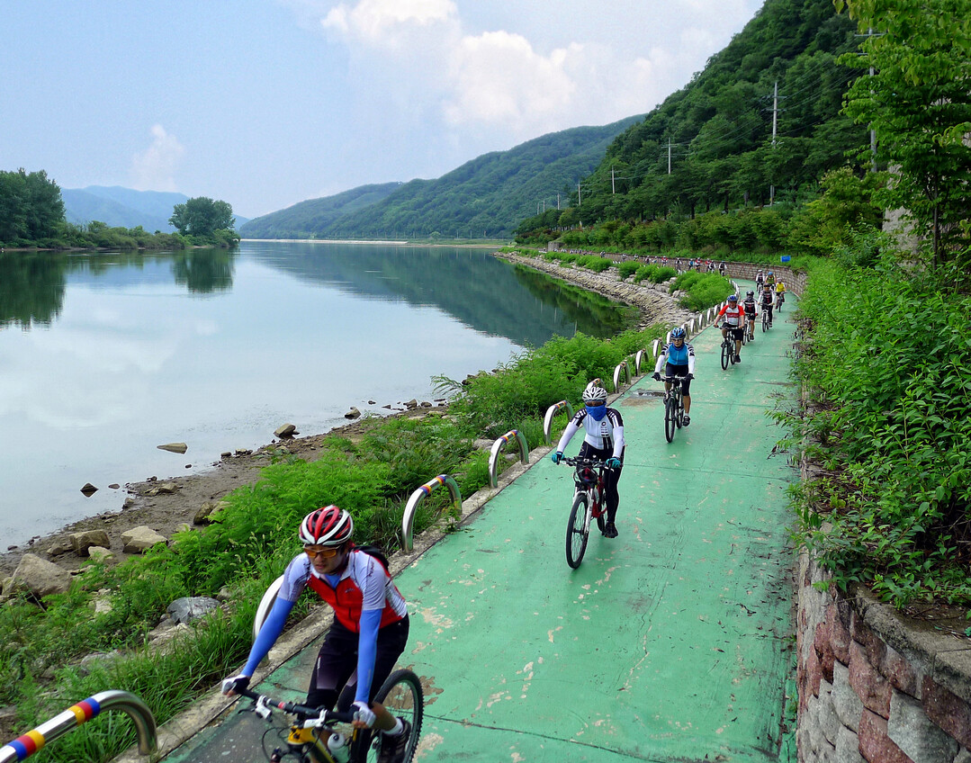 화천군 청소년 라이딩 스쿨이 이번 주말 25일 화천 청소년 수련관에서 열린다. 사진은 북한강변에서 자전거 라이딩을 즐기는 청소년들