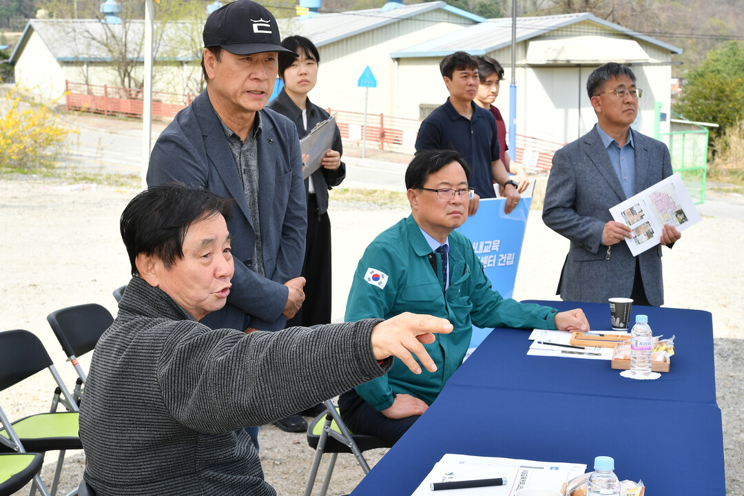  최문순 화천군수가 지난 16일 사내면 고령자 복지주택 건설 예정 부지를 찾아 사업 진행 상황을 점검하고 있다(화천군청 제공)