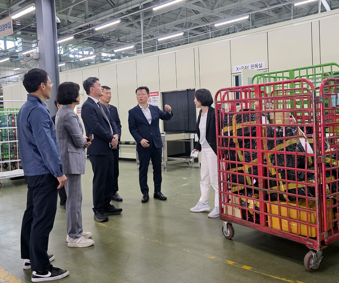 관세청 차장, 안양 우편집중국 방문해 마약 2차 저지선 현장 점검
