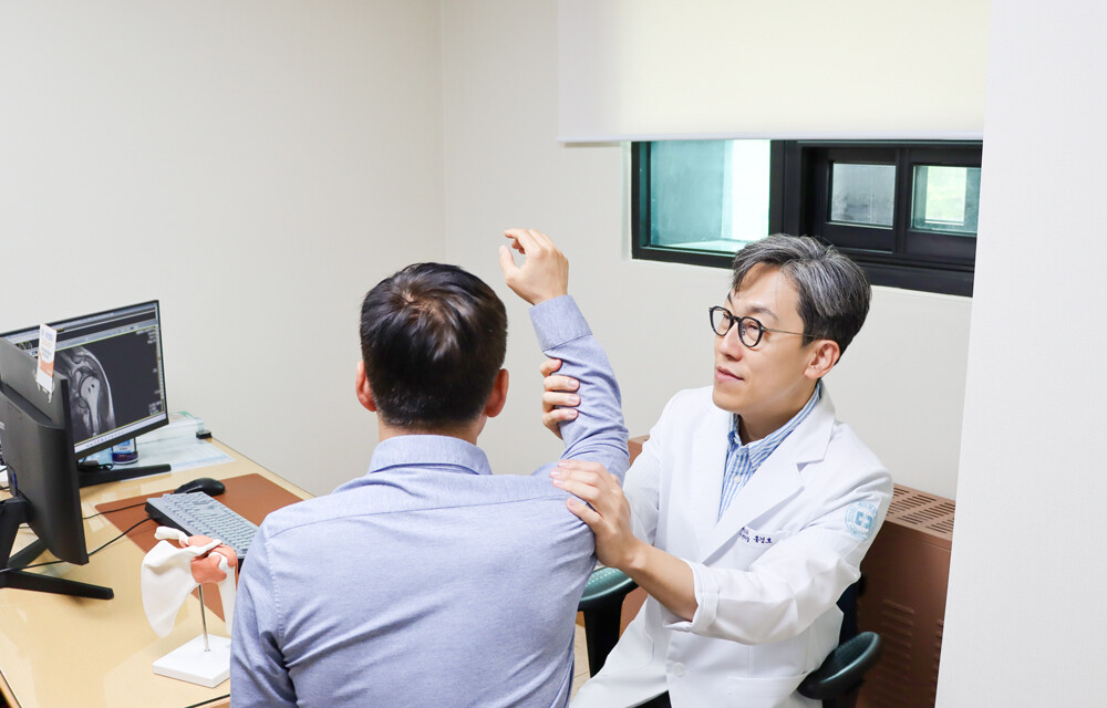 심한 어깨통증과 운동 제한, 기능 회복 돕는 역행성 인공관절