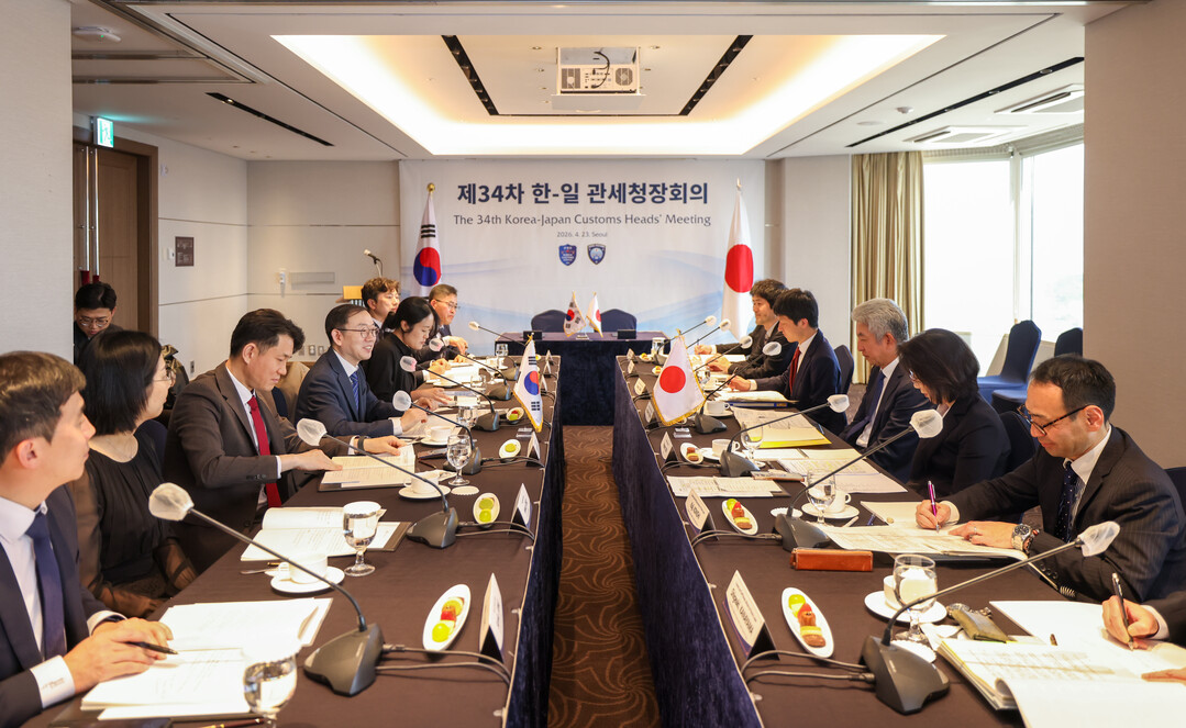 이명구 관세청장(왼쪽 가운데)이 23일 서울에서 테라오카 미쓰히로 일본 재무성 관세국장(오른쪽 가운데)과 제34차 한-일 관세청장 회의를 개최하고 있다.