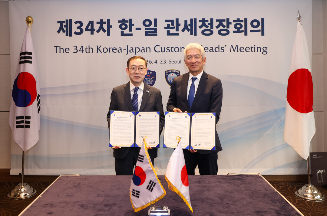 이명구 관세청장(왼쪽)이 23일 서울에서 테라오카 미쓰히로 일본 재무성 관세국장과 제34차 한-일 관세청장 회의를 한 뒤 기념 촬영하고 있다.