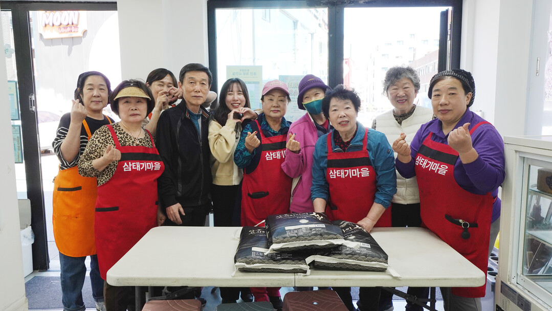 서울 성북구 삼태기마을공동체에 쌀 20KG 전달. 가정연합 제공