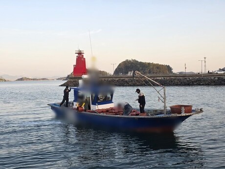 군산해경, 불법 잠수기 조업 일당 4명 검거…해삼 1.1톤 압수