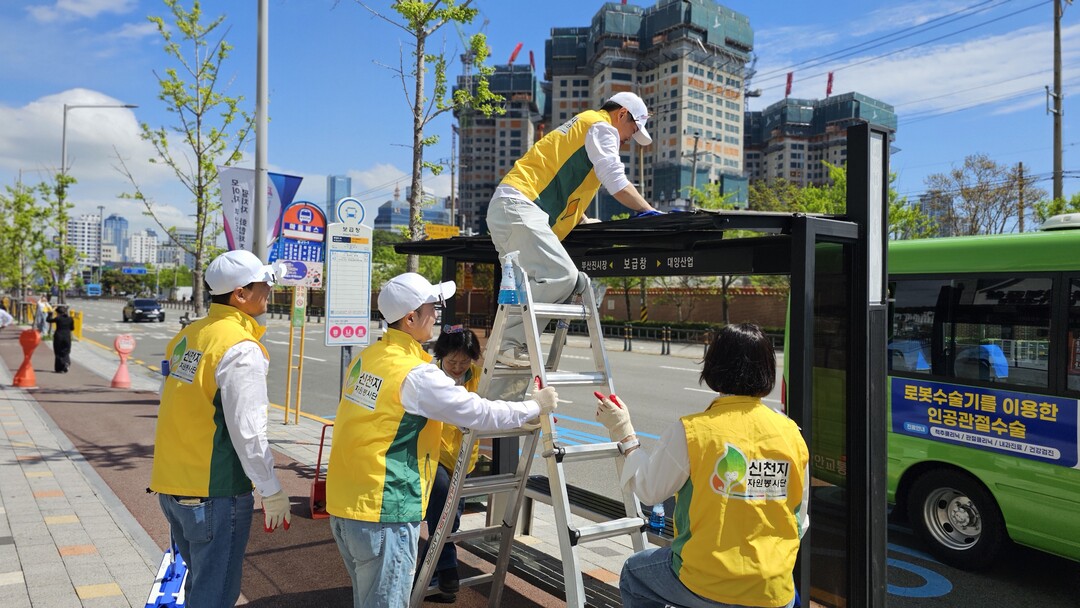 신천지 자원봉사단 부산동부지부 봉사자들이 