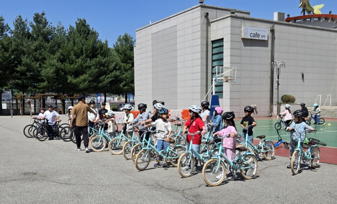 화천 청소년들의 건강 증진과 탄소 저감 실천을 위한 자전거 라이딩 스쿨이 지난 25일 화천 청소년 수련관에서 지역 청소년들이 참석한 가운데 열렸다(화천군청 제공)


