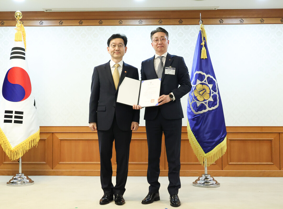 24일 정부서울청사에서 윤창렬 국무조정실장(왼쪽)과 파라다이스 이종명 커뮤니케이션실장이 &lsquo;2026 천명지킴 프로젝트&rsquo; 위촉식을 가진 후 기념촬영을 하고 있다. 파라다이스 제공