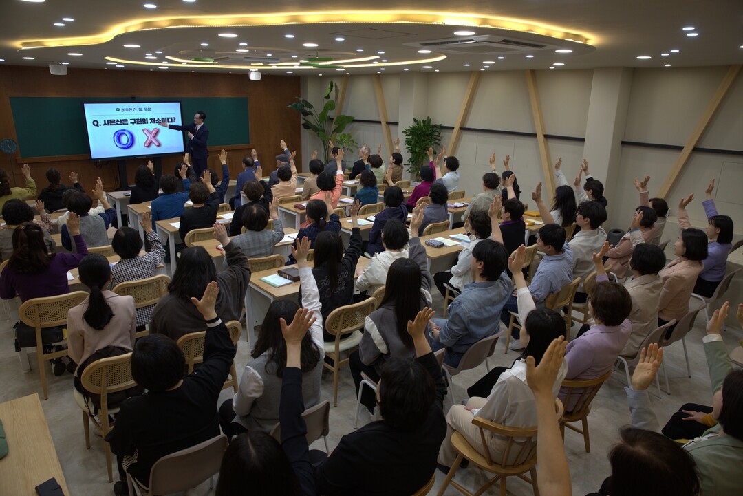 신천지예수교 마태지파 임학센터에서 강의 도중 강사의 질문에 수강생들이 손을 들어 의사를 표명하며 수업에 열정적으로 참여하고 있는 장면.