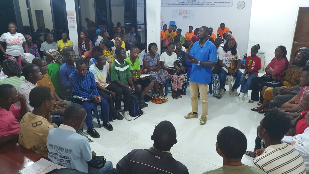 신천지예수교회 다대오지파 아프리카 라이베리아지역 센터에서 최근 수강생들이 소그룹으로 모여 서로의 깨달음을 나누고 있다. 한 수강생이 소감을 발표하고 있는 장면. 이하 신천지예수교회 제공