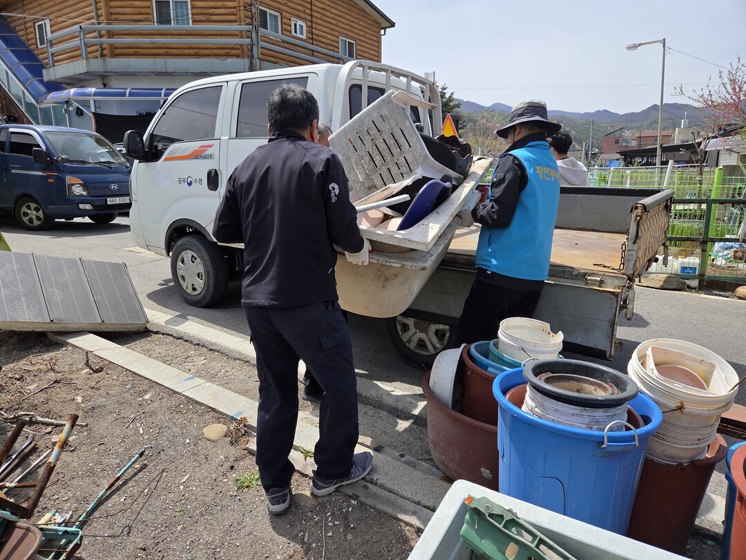 황연봉사단, 방치쓰레기 수거 및 환경정비 실시. 태백시 제공