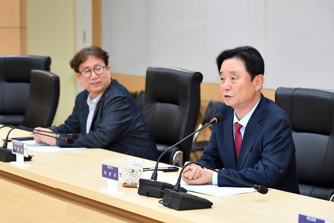 최문순 군수가  화천산천어축제 성공 개최를 위한 양식어가 간담회에서 인사말을 하고 있다(화천군청 제공)