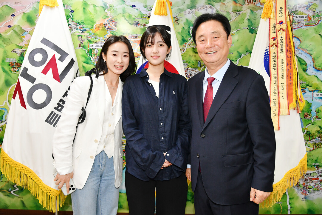 최문순 군수와, 박채원양, 박양의 어머니가 기념촬영을 하고 있다.(화천군청 제공)