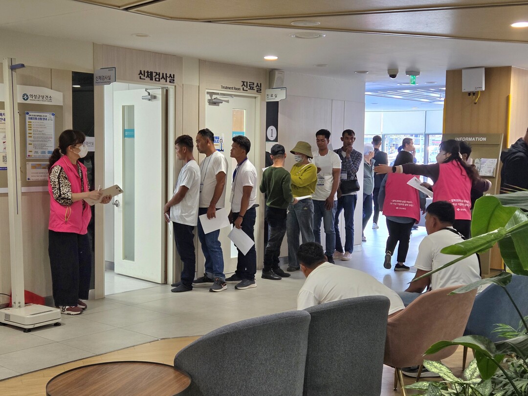 외국인 계절근로자 마약 검사. 의성군 제공 