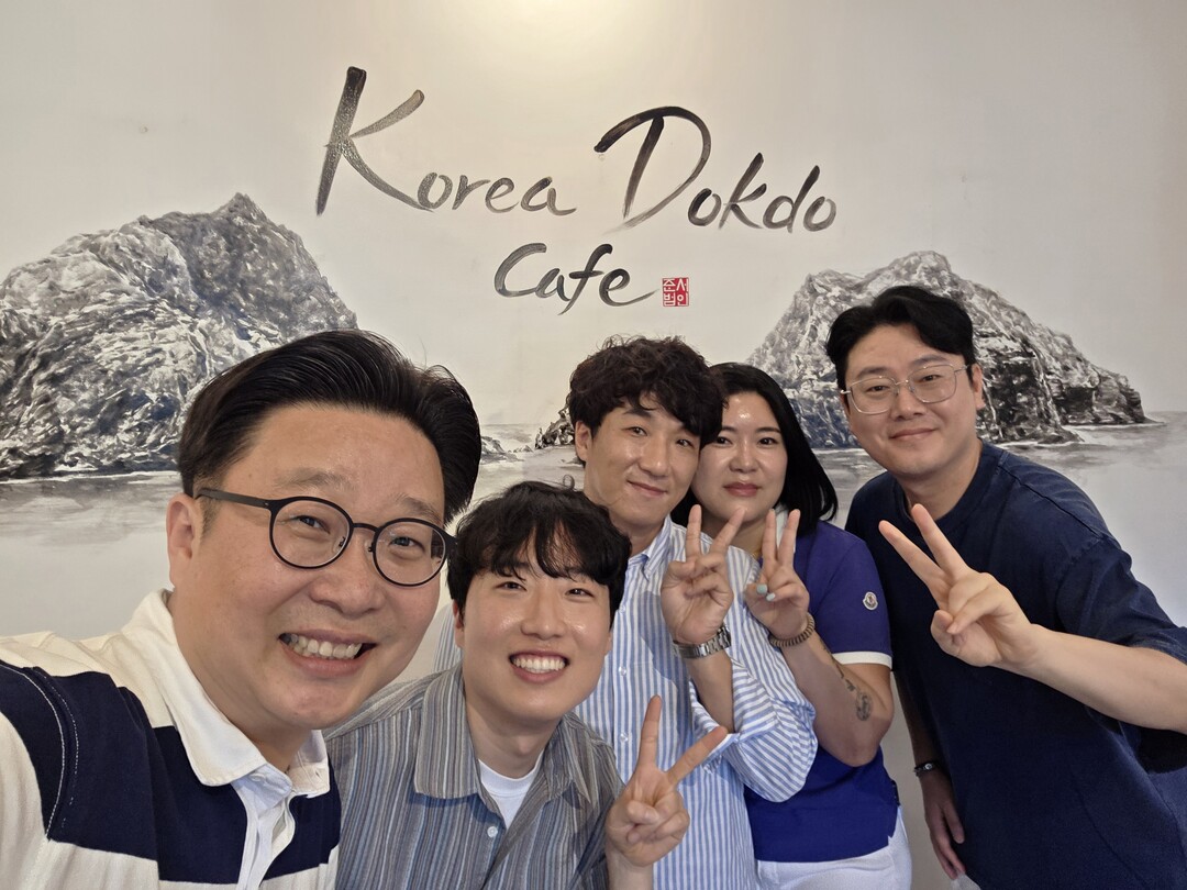 좌로부터 서경덕 교수, 서준범 작가, 엄상현&middot;박진화 부부, 독도사랑운동본부 조종철 사무국장