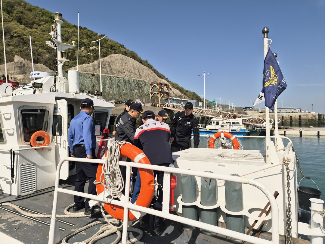 군산해경, 5월 황금연휴 대비 서장 주관 &lsquo;입체적&rsquo; 해상 치안 점검 실시. 군산해경 제공