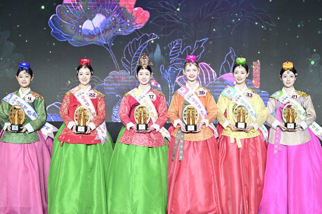 좌부터 정 김도현, 선 이소은, 진 김하연, 미 리나, 숙 김서원,  현 이현아