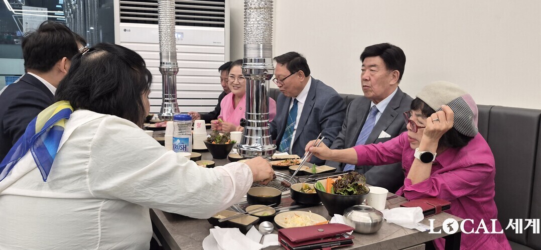 예약제로 운영되며, 방문객들은 사전 예약을 통해 식사를 즐길 수 있다.