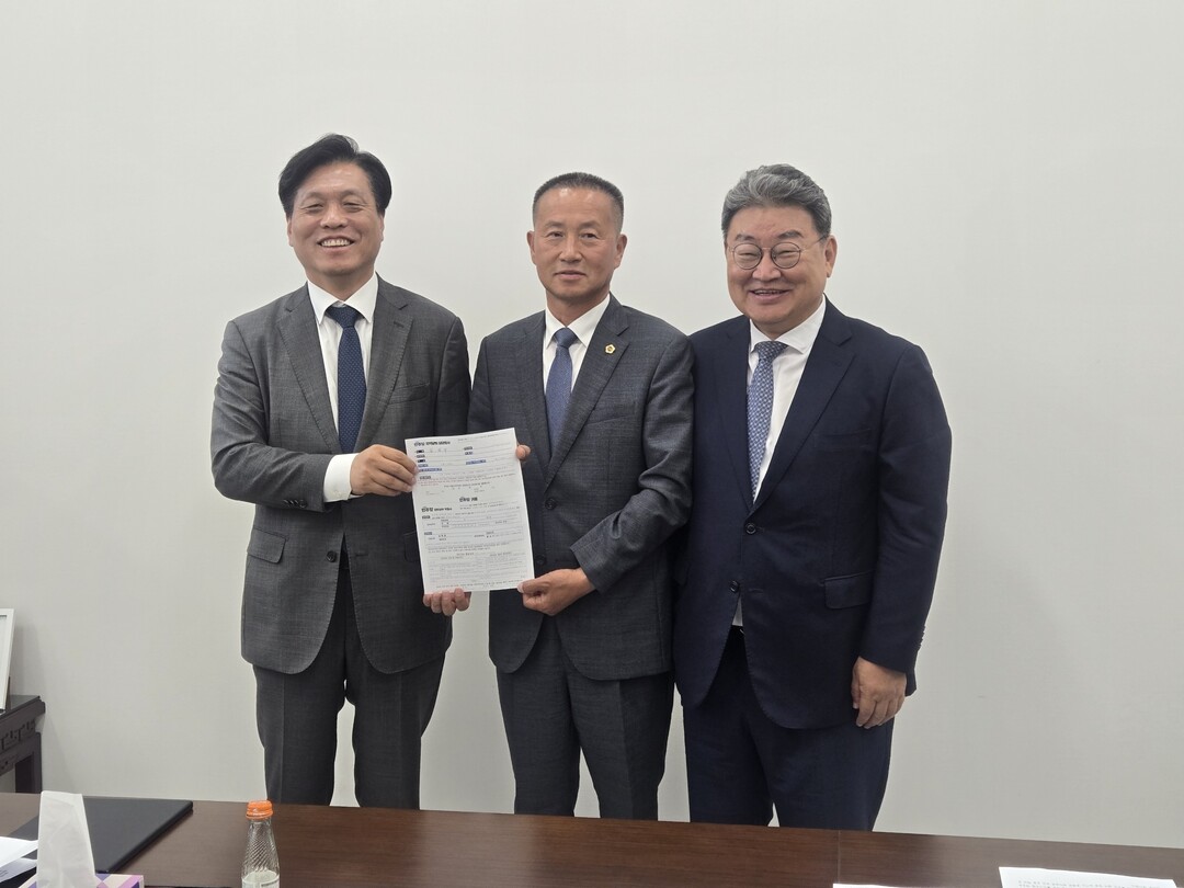 김왕규 무소속 양구군수선거 예비후보(가운데)가 더불어민주당 인재영입을 통해 공식 입당하고, 양구군수 선거 출마를 선언했다.