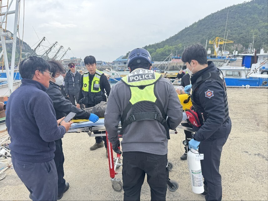 군산해경 응급환자 이송. 군산해경 제공