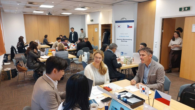 수원시가 지난해 11월 연 케이(K)-한류 유럽연합(EU) 권역 수출개척단에 참가한 수원시 기업인들이 체코 현지 바이어와 상담하고 있다. 수원시 제공