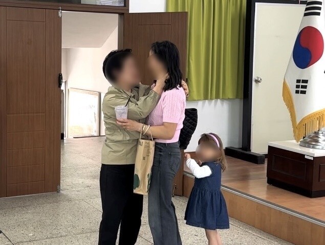 해운대경찰서 직무교육장에서 48년전 네덜란드 입양인이 가족을 찾아 만남 행사를 개최했다.&nbsp;