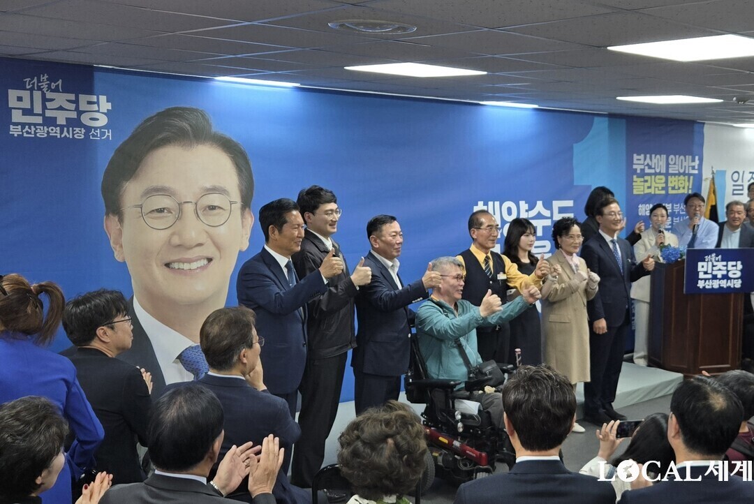 전재수 부산시장후보 및 정청래 당대표를 비롯한 부산지역 시민 발언대에 나온 관계자와 단체사진 모습.
