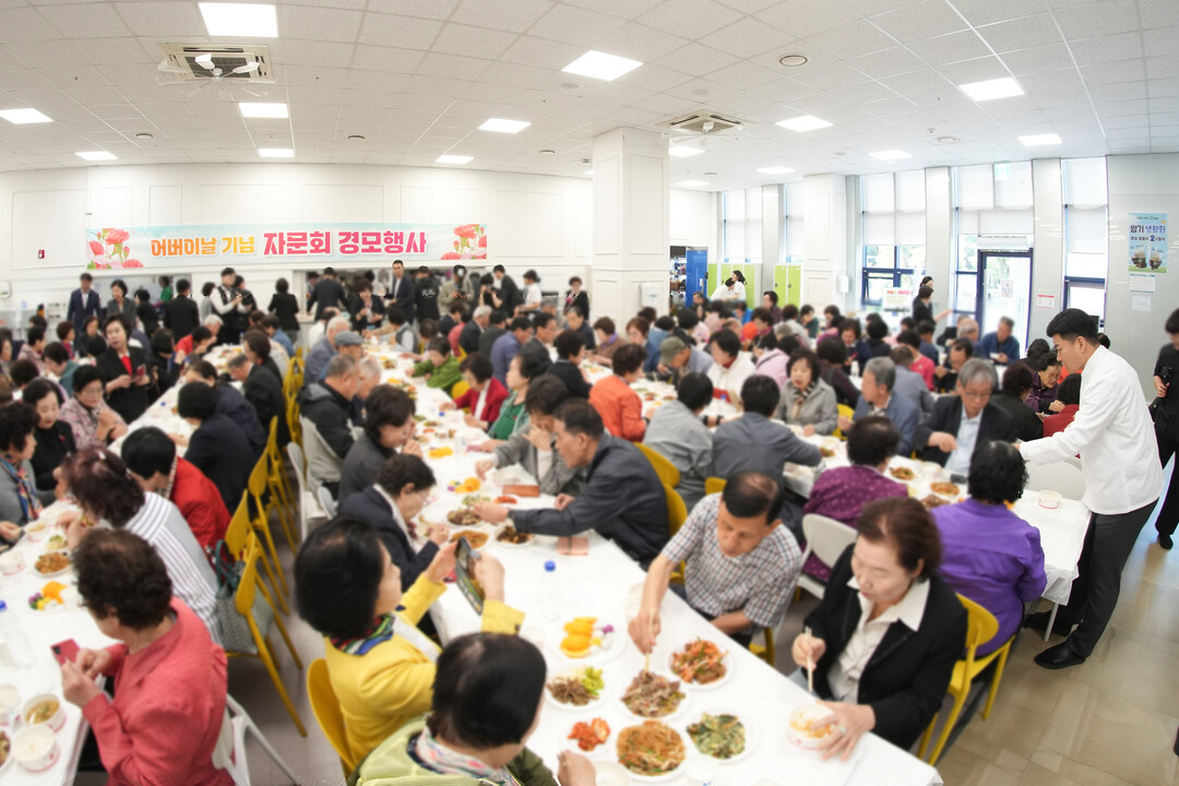 7일 신천지 안드레교회 어버이날 행사에서 어르신들이 함께 식사를 나누고 있다. 이하 신천지 안드레교회 제공