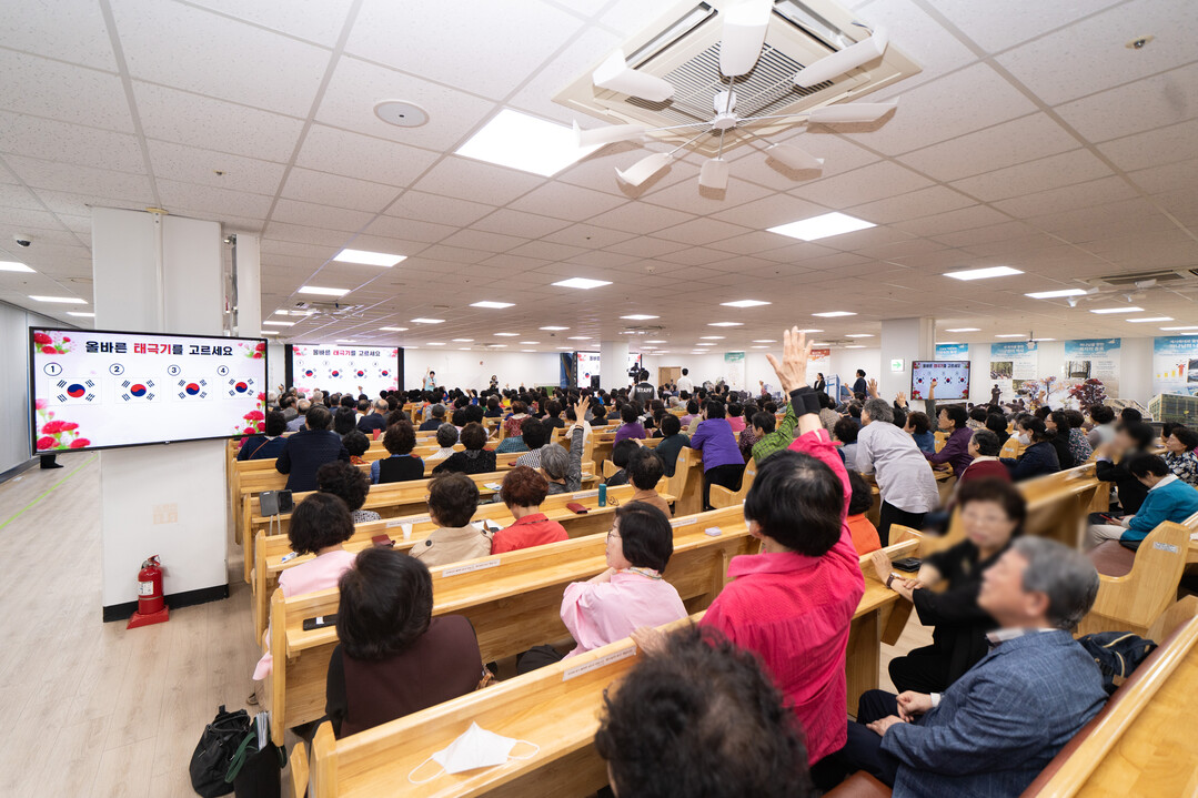 7일 안드레연수원에서 열린 신천지 안드레교회 어버이날 행사에서 어르신들이 레크리에이션 프로그램에 참여하고 있다.