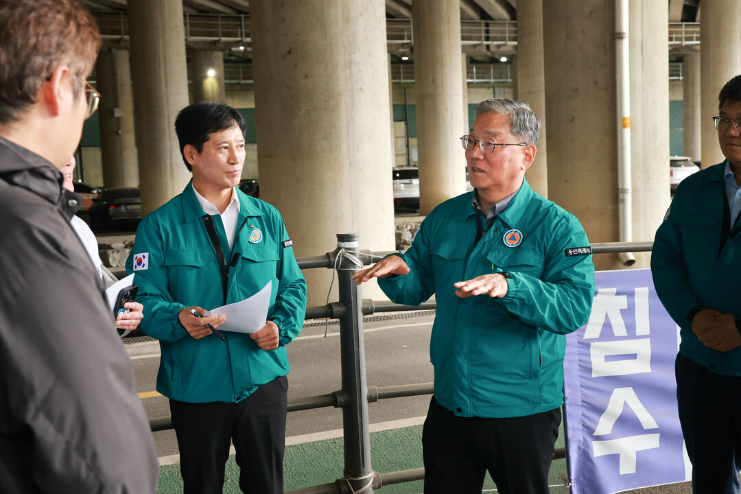 황준기 제2부시장이 11일 기흥구 보정동 공영주차장을 찾아 호우 대비 현장을 점검하고 있다.용인시 제공