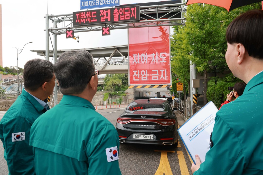 황준기 제2부시장이 11일 수지구 죽전동 지하차도를 찾아 호우 대비 현장을 점검하고 있다.용인시 제공