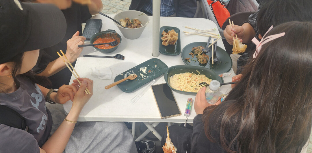 다회용기 사용 식사모습. 남원시 제공