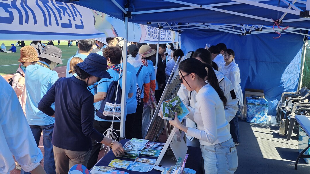 지난 10일 열린 부산 마약근절 캠페인에서 신천지자원봉사단 부산동부지부 봉사자들이 마약의 위험성을 알리는 도슨트 설명을 진행하고 있다. 이하 신천지자원봉사단 부산동부지부 제공