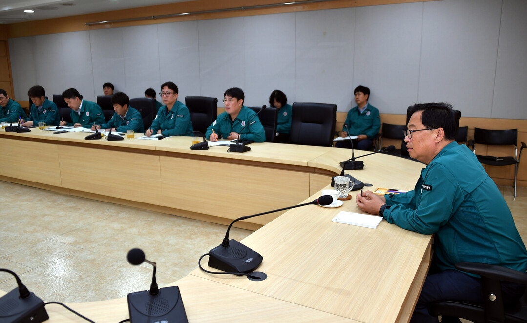 화천군은 지난 15일 군청에서 안중기 부군수 주재로 가뭄 피해 예방을 위한 회의를 개최했다(화천군청 제공)