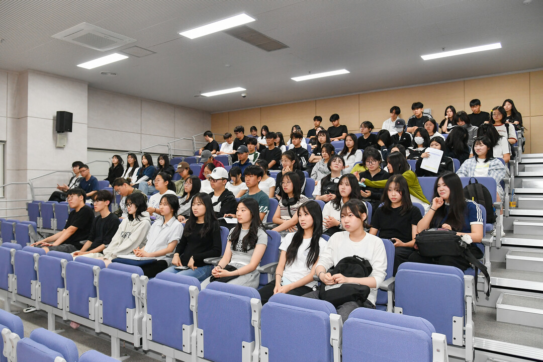 화천군 청소년 해외 배낭연수 간담회가 16일 화천커뮤니티센터에서 최문순 군수, 학생과 학부모 등이 참석한 가운데 열렸다.(화천군청 제공)
