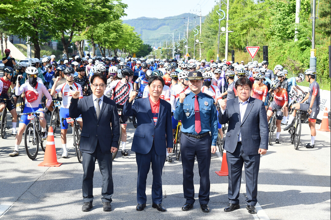 2026 화천 DMZ 랠리 출발에 앞서 최문순 군수, 류희상 군의장(오른쪽 세번째부터) 등이 선수들과 기념 촬영을 하고 있다.(화천군청 제공)