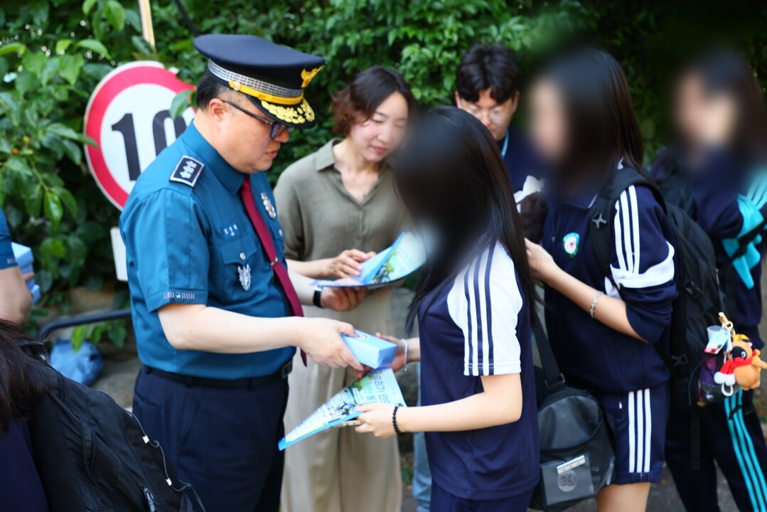 김성희 부산경찰청장(왼쪽),18일 부산진구 소재 부산마케팅고를 방문 특별 치안 활동&rsquo; 상황을 살폈다.