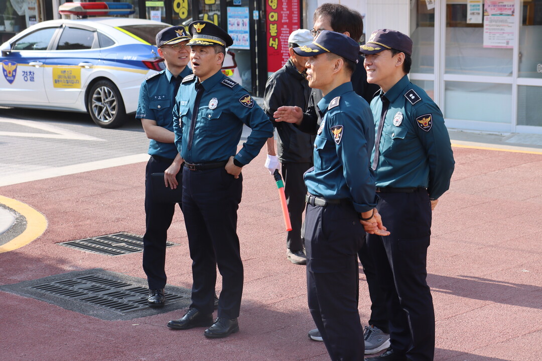 안영봉 남부경철서장(가운데),이상용 문현지구대장(오른쪽),문현여고 정문 앞 에서 학생들을 바라보고 있다. 문현지구대 제공