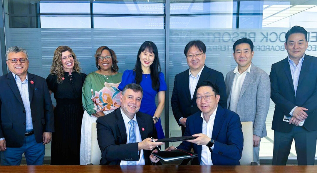 최종환 파라다이스 대표이사(앞줄 오른쪽)와 데이비드 카르데나스 UNLV, Harrah College of Hospitality 학장이 MOU 체결 후 기념 촬영을 하고 있다. 파라다이스 제공