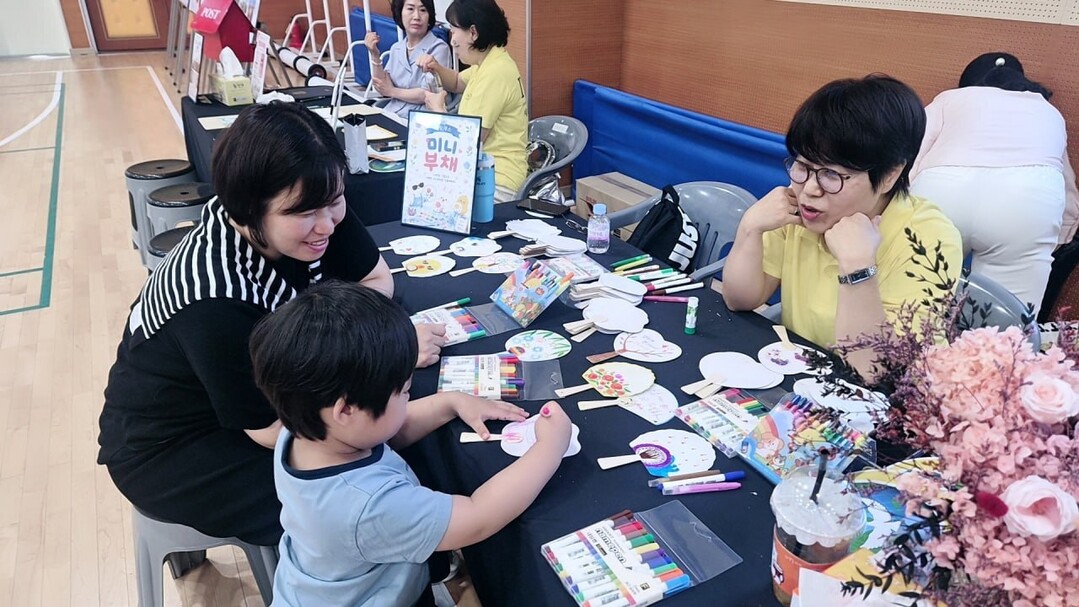&nbsp;IWPG 부산동부&middot;서부지부가 한국폴리텍대학 부산캠퍼스에서 &lsquo;제8회 평화사랑 그림그리기 국제대회&rsquo; 예선을 개최하고 있다. 이하 IWPG 제공