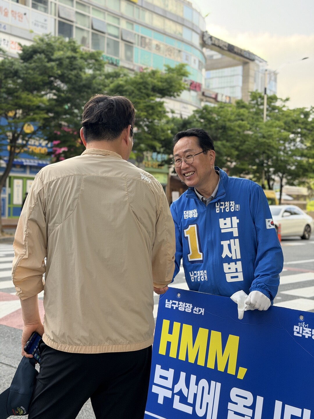 거리에서 지역 주민과 대화하는 현장