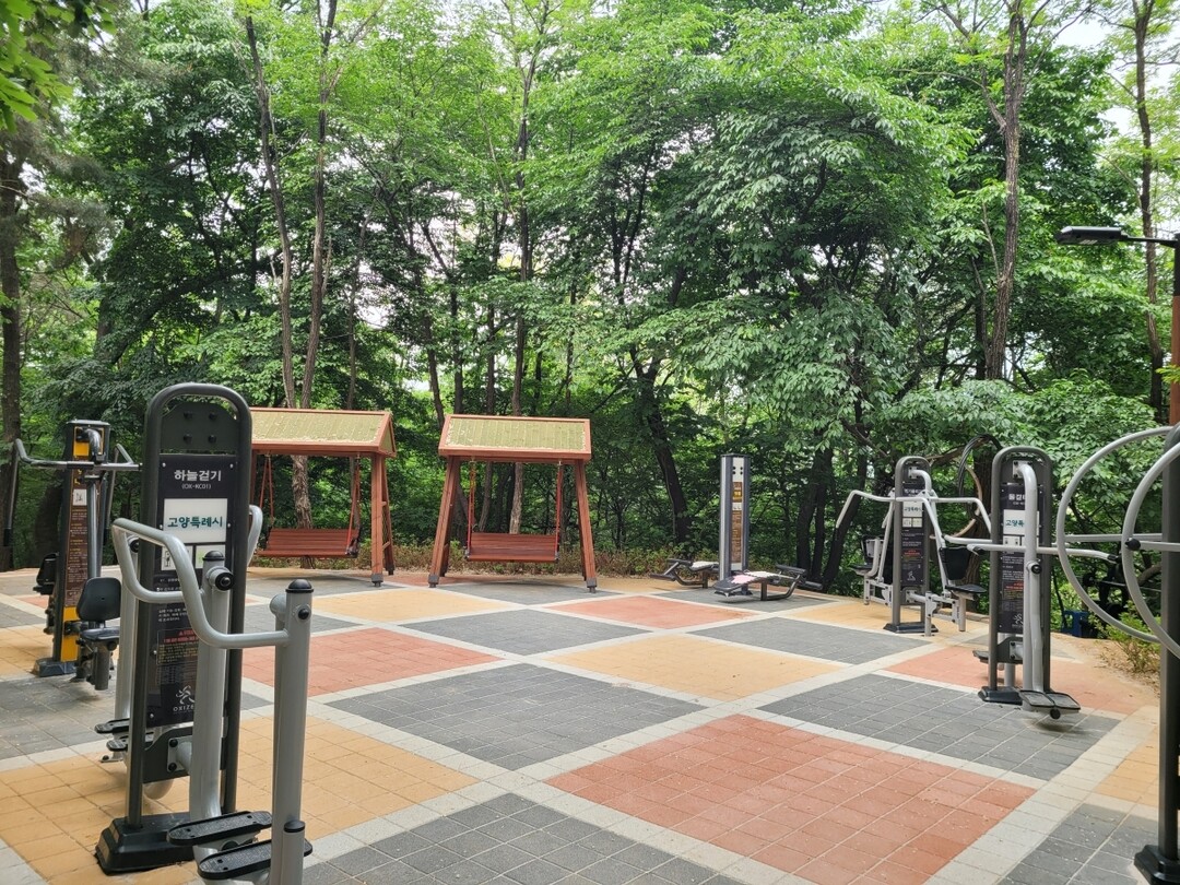 노후된 시설물을 개선한 성라공원
