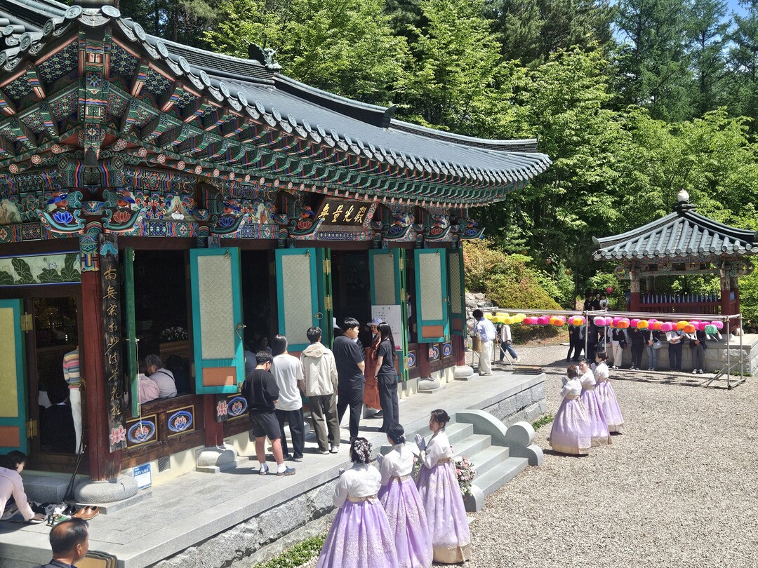 태백 심원사, 중&middot;고&middot;대학생 5명에 장학금 전달. 태백시 제공