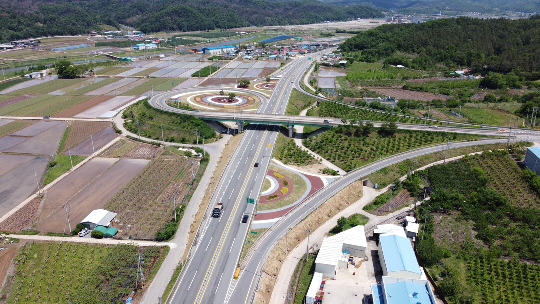 신공항 관문도로 가로경관 조성. 의성군 제공 