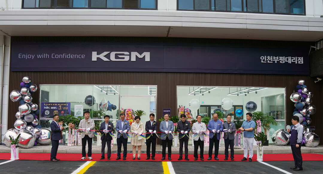 지난 27일 KGM 부평서비스센터 내 인천부평대리점에서 열린 &lsquo;3S 복합 대리점&rsquo; 개소식에서 KGM 권교원 사업부문장(왼쪽 여섯 번째)과 인천부평대리점 김명철 대표(왼쪽 다섯 번째)를 비롯한 참석자들이 테이프 커팅을 하고 있다.